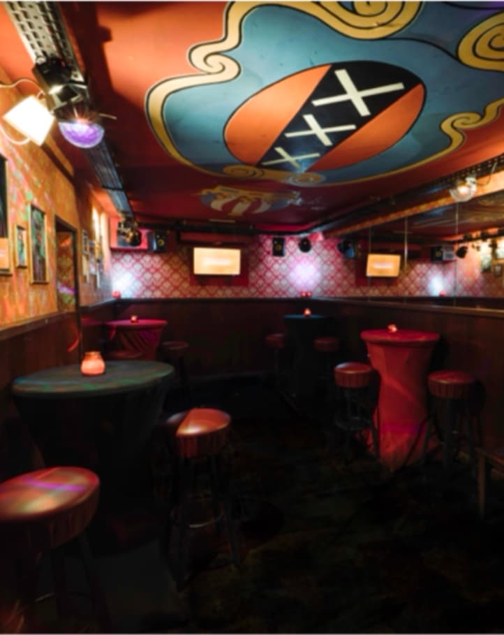 De karaoke zaal bij Plan West is tot 60 personen als privé ruimte af te huren.